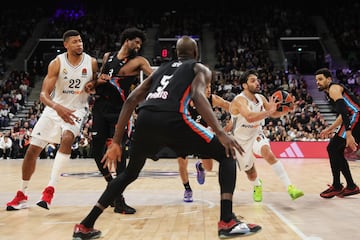 Facundo Campazzo intenta concentrarse en la acción de Eddie Tavares para derribar la defensa del baloncesto parisino.