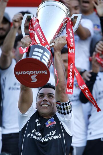 El jugador de Colo Colo Esteban Paredes celebra con la copa de campeón del campeonato de Transición 2017 tras el partido de primera división contra Huachipato disputado en el estadio Ester Roa de Concepción, Chile.