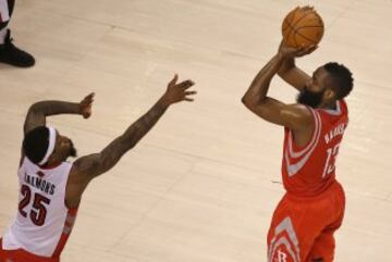 Harden se multiplicó pero los Rockets volvieron a perder.