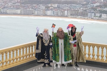 Los Reyes Magos en una atracción del parque de atracciones de Monte Igueldo antes de bajar a ver a los niños al centro de la ciudad de San Sebastián.
