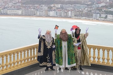 Los Reyes Magos en una atracción del parque de atracciones de Monte Igueldo  antes de bajar a ver a los niños al centro de la ciudad de San Sebastián.