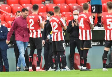 Homenaje y pasillo de honor a Iago Herrerí­n. El portero deja el club tras ocho años defendiendo la camiseta del Athletic.