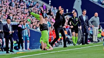 Una de las im¨¢genes m¨¢s ins¨®litas que dej¨® el Espanyol-Atletico fue esta en la que se observa al asistente arbitral haciendo una extra?a pirueta dif¨ªcil de explicar fuera de su contexto. No es que el juez de l¨ªnea quisiera demostrar sus dotes acrob¨¢ticas, simplemente fue la manera en la que trat¨® de levantarse tras un choque con el rojiblanco Giuliano.