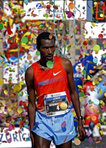 El corredor etíope Getachew Abayu, con un registro de 2h.10:45, se impone en la trigésimo cuarta edición del Maratón de Barcelona, en la que participan 17.830 atletas de 87 países, lo que la sitúa entre las cinco 'grandes' de Europa, Maratón de Barcelona. 
