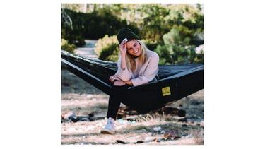 Si te gusta acampar deberías tener esta hamaca impermeable que puedes montar en un minuto