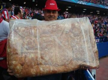 Ambiente en las gradas momentos antes del partido de ida de cuartos de final de Liga de Campeones, que el conjunto rojiblanco disputa ante el Real Madrid esta noche en el estadio Vicente Calderón.