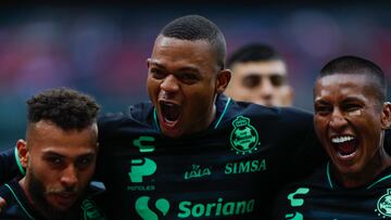 MEX2944.CIUDAD DE MÉXICO (MÉXICO), 20/08/2023.- Harold Preciado (c) de Santos, festeja su anotación contra el Cruz Azul, hoy durante un juego por la jornada 4 del torneo Apertura 2023 de la Liga MX en el estadio Azteca en la Ciudad de México (México). EFE/ Isaac Esquivel