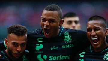 MEX2944.CIUDAD DE MÉXICO (MÉXICO), 20/08/2023.- Harold Preciado (c) de Santos, festeja su anotación contra el Cruz Azul, hoy durante un juego por la jornada 4 del torneo Apertura 2023 de la Liga MX en el estadio Azteca en la Ciudad de México (México). EFE/ Isaac Esquivel
