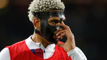 BARCELONA (ESPA?A), 10/12/2023.-El defensa uruguayo del FC Barcelona Ronald Araujo se ajusta la m¨¢scara protectora durante el calentamiento previo al partido de la jornada 16 de LaLiga que este domingo disputan FC Barcelona y Girona FC en el Estadio Ol¨ªmpico Llu¨ªs Companys de la ciudad condal. EFE/Andreu Dalmau