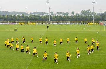 Tras la manifestación de los jugadores del Liverpool, rodilla en tierra y formando un círculo en el césped de Anfield, contra la muerte del afroamericano George Floyd,  los futbolistas del Borussia hacían lo propio, dibujando un corazón durante una sesión de entrenamiento como  muestra de apoyo al Movimiento Black Lives Matter.