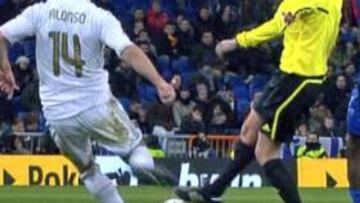 El árbitro 'obstaculizó' un saque de falta de Xabi Alonso