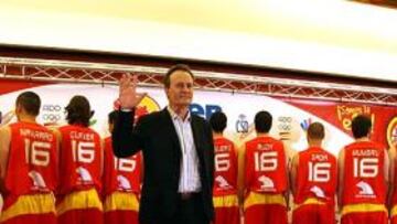 <b>PUESTA DE LARGO. </b>Presentación y primera lista. Aíto García Reneses tuvo un estreno movido como seleccionador. No habla de resultados, pero sí de ilusión, ambición y equipo.