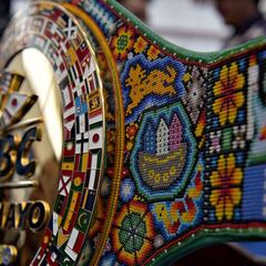 Presentan cinturón huichol para pelea Canelo vs. Chávez Jr.