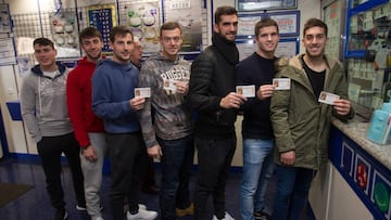 Sergio Ruiz, Castañeda, Javi Cobo, Santamaría, Raúl, Álvaro Peña y Héber se fueron ayer con AS a por su boleto de lotería. Están convencidos de que hoy, 22 de diciembre, les puede tocar el gordo por la mañana en Madrid, o por la noche en San Mamés y, por si acaso, eligieron un número que empieza por 02, unas cifras que les suenan bien para hoy, el 02071.