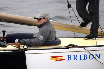 Juan Carlos I se sienta a bordo de su barco 'Bribn' en Sanxenxo.