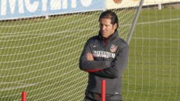 Simeone mira, detrás de Guilavogui, la sesión de entrenamiento.