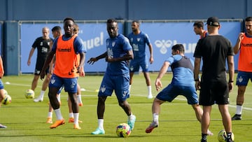 Lago Junior en un entrenamiento con el Málaga,