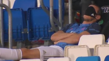 Bale finge estar dormido, en el banquillo, durante un Real Madrid-Alavés.
