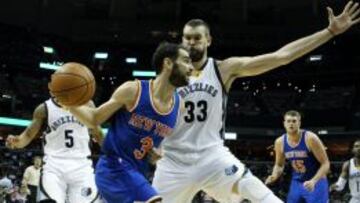 Marc Gasol frena la entrada de Calderón.