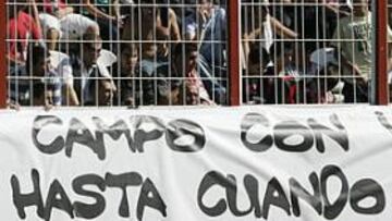 <b>LA ÚLTIMA PANCARTA. </b>Los aficionados del Rayo Vallecano ya no necesitarán colgar más pancartas quejándose por tener que ver el fútbol a través de las rejas. Esta semana han empezado a retirarlas del Teresa Rivero.