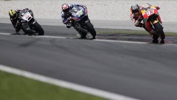 Marc M&aacute;rquez, de Repsol Honda,  Loris Baz, de Avintia Racing, y Karel Abraham, de Pull and Bear, en los test de Sepang.