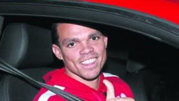 <b>21.45 HORAS. </b>Pepe llegó anoche a su domicilio madrileño de Las Rozas y, desde su coche, posó sonriente para este periódico.