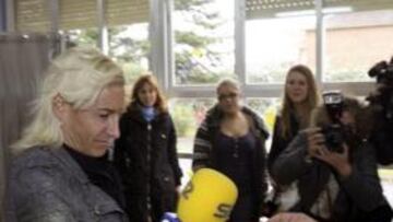 <b>ELEGIDA. </b>Marta Domínguez, el domingo votando en su colegio.