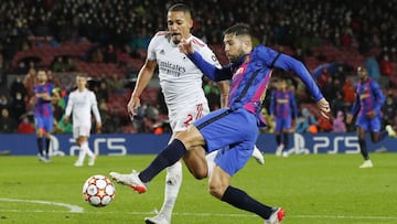 Soccer Football - Champions League - Group E - FC Barcelona v Benfica - Camp Nou, Barcelona, Spain - November 23, 2021 FC Barcelona&#039;s Jordi Alba in action with Benfica&#039;s Gilberto REUTERS/Albert Gea