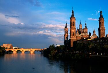 El origen de la ciudad aragonesa se remonta al siglo VII a.C. por unos enclaves de población del final de la Edad de Bronce. El asentamiento urbano data de la segunda mitad del siglo III a.C. y por lo que se conoce parece ser que fue fundada por los iberos con el nombre de 'Salduie'. 