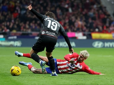 Rodrigo de Paul se tira al césped para impedir el avanza de Javi Llabrés.