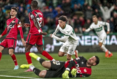 Apenas tuvo tiempo de disfrutar del partido, pero dejó un gol muy bueno. Sus regates y su remate fueron espectaculares. La pena fue su lesión temprana.