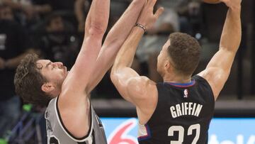 GFX01. SAN ANTONIO (TX, EE.UU), 05/11/2016.- Pau Gasol (i) de Spurs ante Blake Griffin (d) de Clippers hoy, 5 de noviembre de 2016, en un juego de la NBA en San Antonio, Texas (EE.UU.). EFE/DARREN ABATE