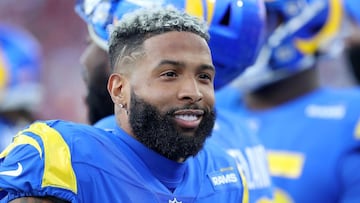 El wide receiver Odell Beckham, quien no tiene equipo, fue obligado a bajar de un avión debido a que no acató las reglas de la tripulación.