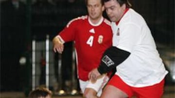 Roman Kosecki, actualmente parlamentario del partido liberal polaco Plataforma Ciudadana, juega un partido amistoso entre dos delegaciones gubernamentales.