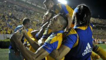 Jugadores de Tigres de M&eacute;xico celebran un gol contra Internacional de Porto Alegre de Brasil.