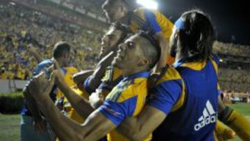 Jugadores de Tigres de México celebran un gol contra Internacional de Porto Alegre de Brasil.