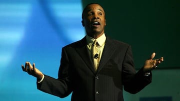 Sugar Ray Leonard se retiró del boxeo con récord de 36-3-1, 25KO's.