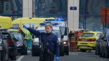 Personal de los servicios de emergencia y la polic¨ªa belga en los alrededores de la estaci¨®n de metro de Bruselas afectada por las segundas explosiones que se sucedieron tras las del aeropuerto.