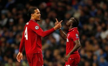 0-1. Sadio Mané celebró el primer gol con Virgil Van Dijk.