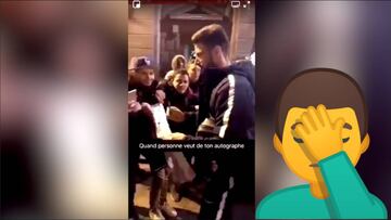 Cuando vas a firmar autógrafos y no quieren el tuyo: pobre Giroud