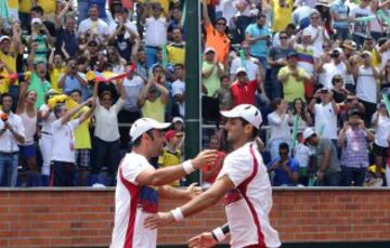 Farah y Cabal superaron a Nishioka y Uchiyama en el tercer partido. El domingo, Giraldo y Falla tienen el ascenso al Grupo Mundial en sus manos.