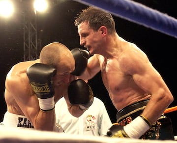 PARLA (MADRID), 12.07.02.- El púgil español Francisco Javier Castillejo (D) impacta en la cara del ruso Roman Karmazin durante el combate por el campeonato del mundo interino del peso superwelter, versión Consejo Mundial de Boxeo (CMB), celebrado esta noche en el Campo de fútbol Las Américas de Parla (Madrid). EFE/MANUEL H. DE LEON/MK.