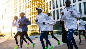 Kipchoge ataca la última barrera humana, las dos horas