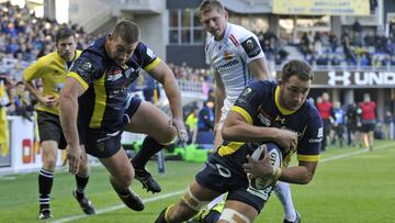 El flanker del Clermont Alexandre Lapandry logra un ensayo durante el partido de la European Champions Cup ante Exeter Chiefs.