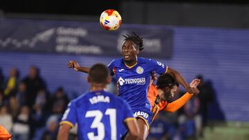 GETAFE, 28/10/2025.- El jugador del Getafe Neyou despeja el balón ante un jugador del Inter de Valdemoro, durante el partido de la primera ronda de la Copa del Rey que disputan el CF Inter de Valdemoro y el Getafe CF, en el Coliseum de Getafe. EFE/Víctor Lerena