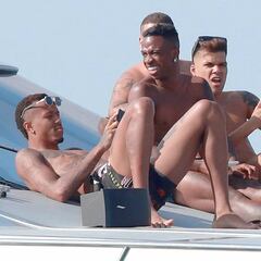 Vinicius y Militao se relajan en las playas de Ibiza