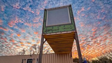 “Bluey”, como así han apodado el contendor marítimo de 48 metros cuadros, incluye una cocina, un baño, un salón y un dormitorio donde duermen los cuatro.