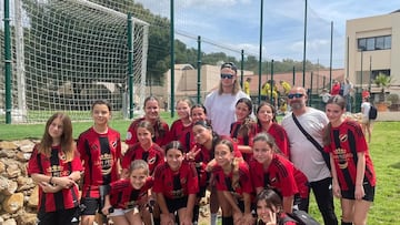 Erling Haaland, posando con las jugadores del UD San Pedro.