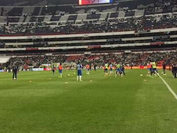 Así se vive el ambiente en el Estadio Azteca para el duelo eliminatorio entre la selección mexicana y el conjunto catracho rumbo a Rusia 2018.