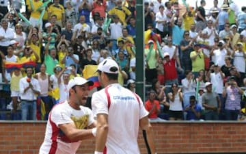 Farah y Cabal superaron a Nishioka y Uchiyama en el tercer partido. El domingo, Giraldo y Falla tienen el ascenso al Grupo Mundial en sus manos.